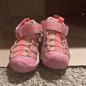 Sporty Closed-Toe Summer Sandals for Toddlers in Rose Pink